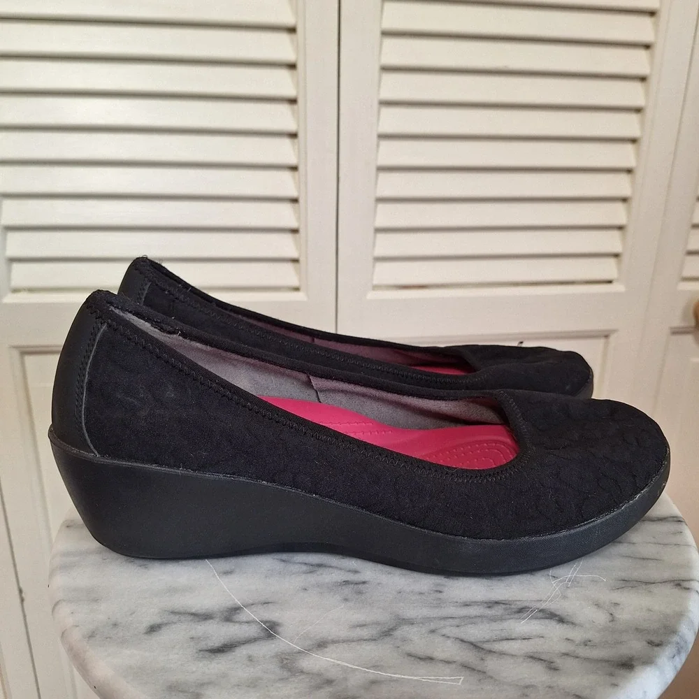 Crocs Lina Wedge Black Embossed Floral Dual Comfort Pumps Shoes Women